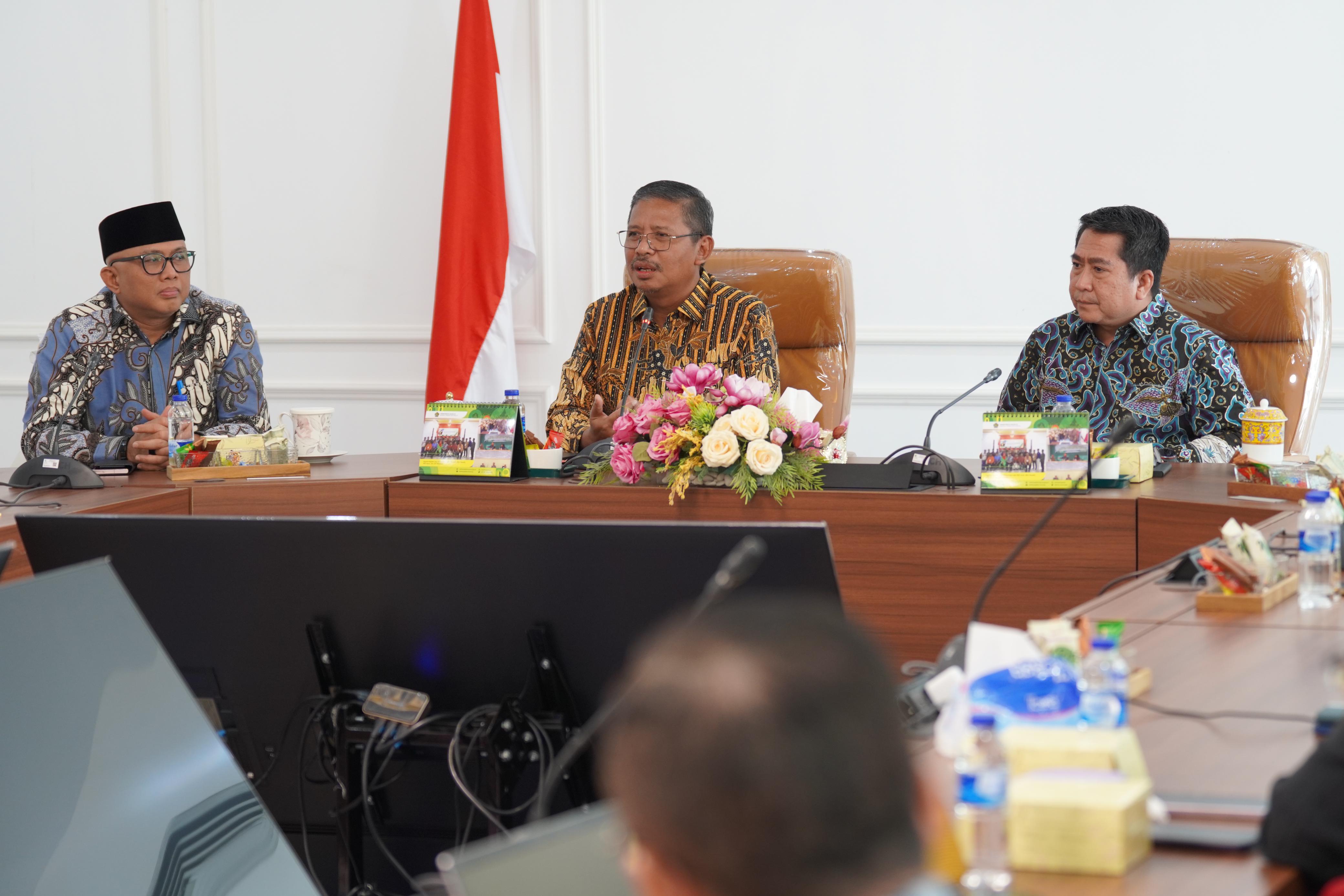 Penghargaan, Dedikasi, dan Semangat Baru: Perjalanan Prof. Arskal Salim dan Sambut Prof. Zainul Hamdi di Balitbang Diklat