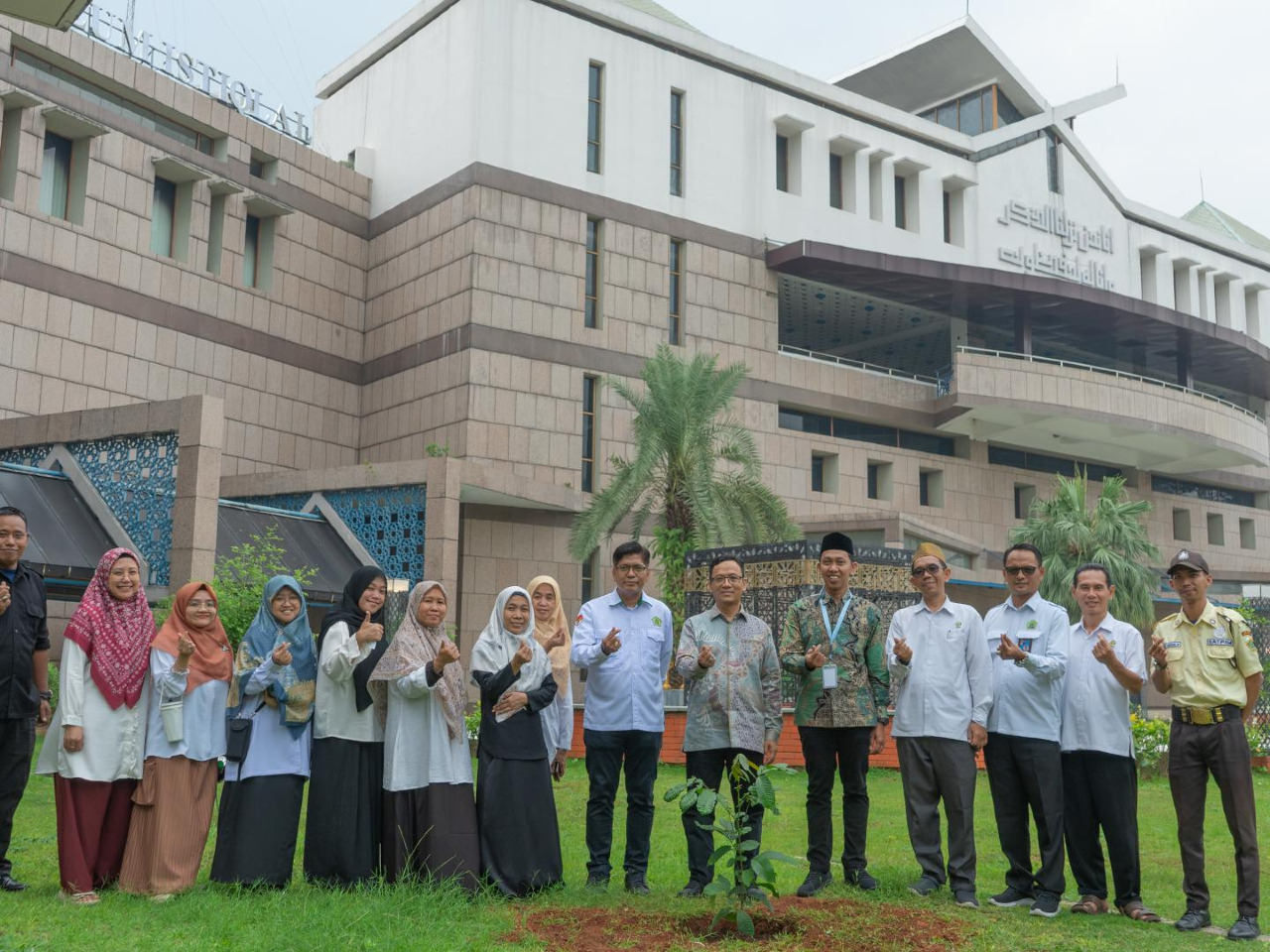 Semarakkan Hari Bumi 2025, Kepala LPMQ Tanam Pohon Matoa sebagai Bentuk Kepedulian Lingkungan