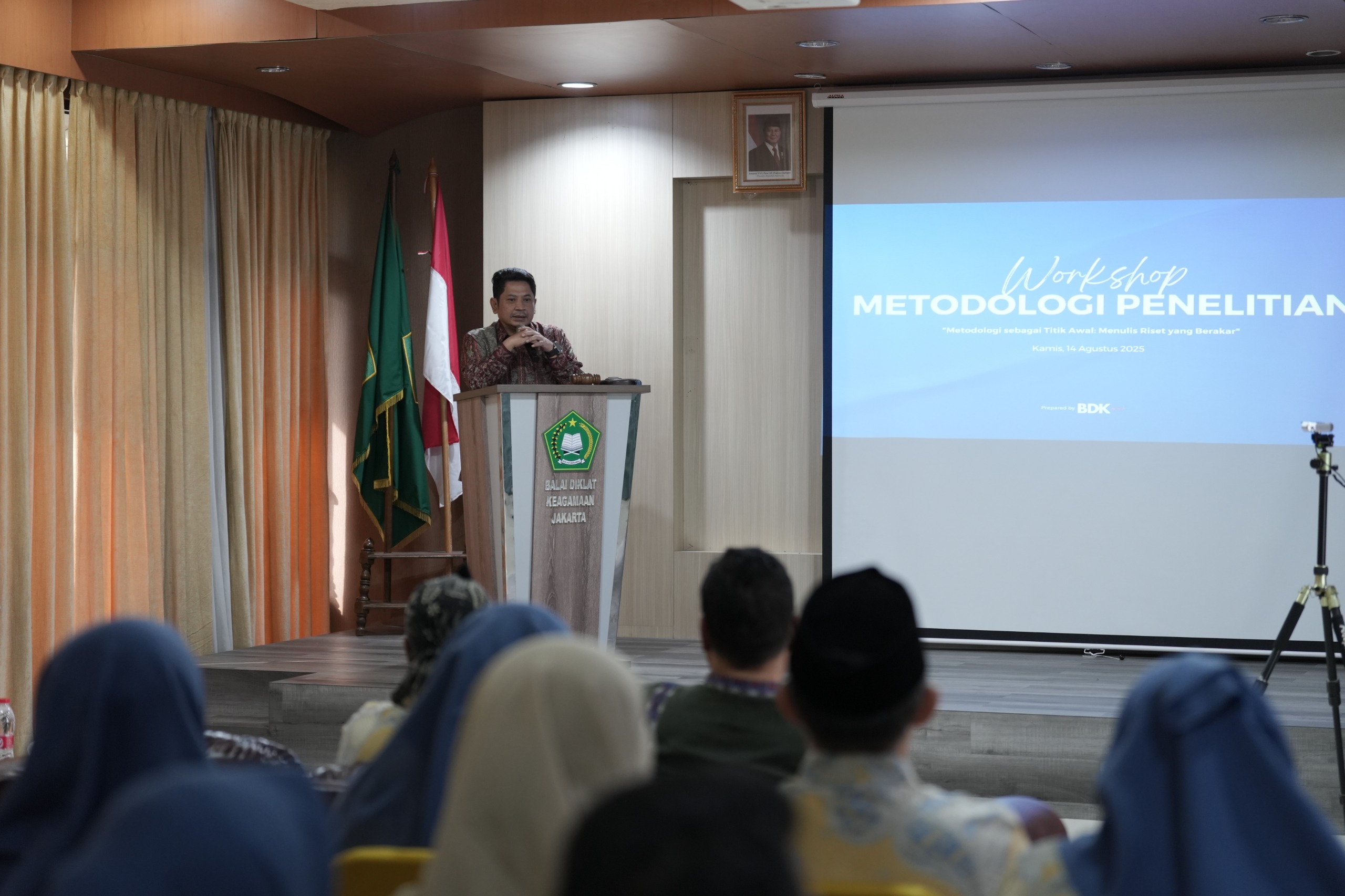 Pentingnya Mewariskan Artefak Intelektual Lewat Metodologi Penelitian
