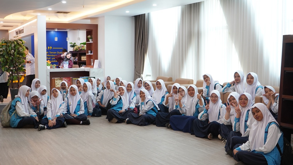 Siswa MTsN 9 Jakarta Berkunjung ke Perpustakaan Kemenag, Begini Keseruan Mereka!