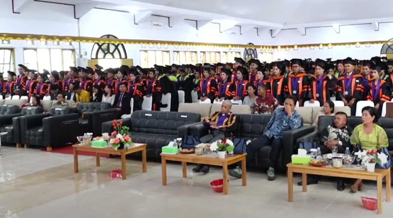 Wisuda Institut Agama Kristen Negeri (IAKN) Toraja. 